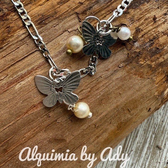 Silver dainty jewelry statement bracelet pearls and butterflies - Picture 1 of 3